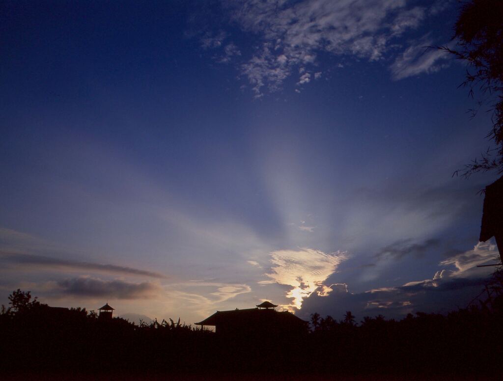 夜明けの光芒