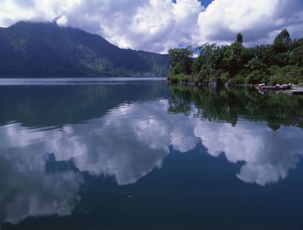 バトゥール湖朝景
