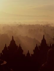 ボロブドゥール遺跡の夜明け