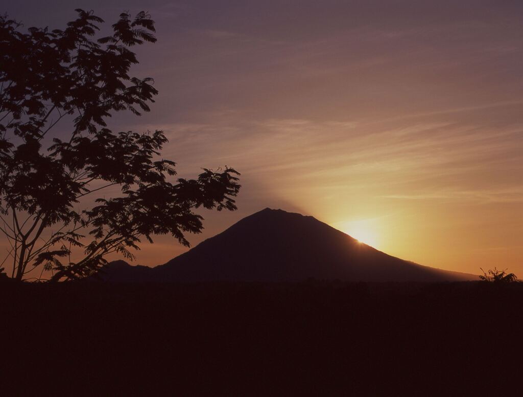 アグン山からの日の出