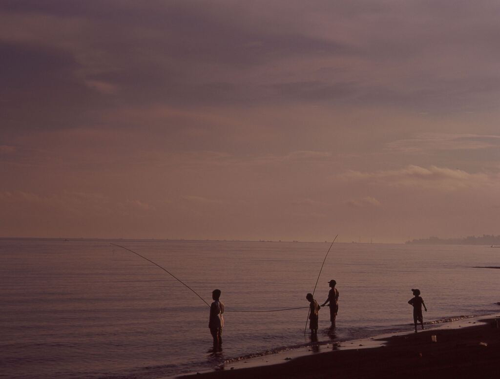 夜明けの釣人達