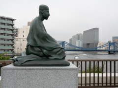 動く松尾芭蕉像
