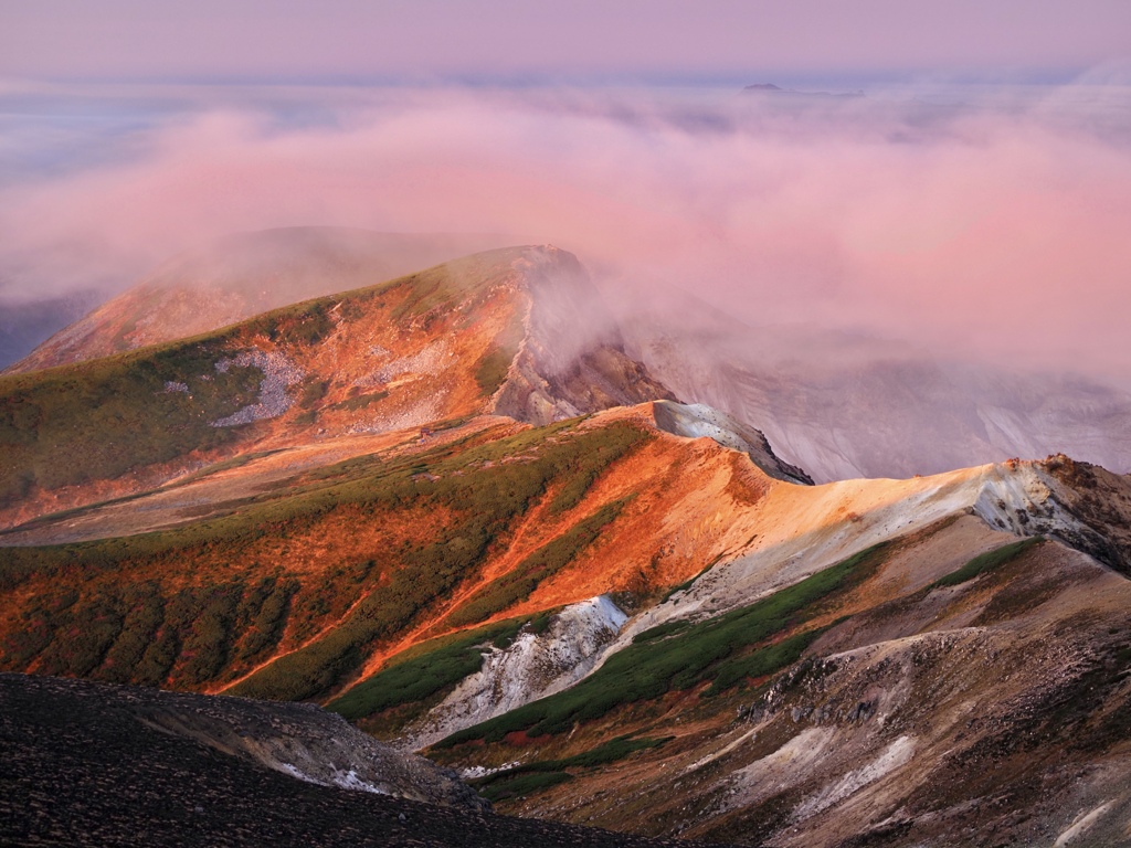 染まる山