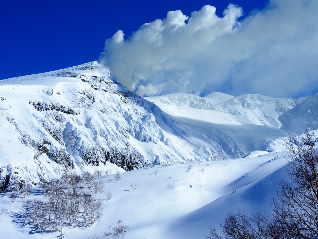 銀嶺と火山