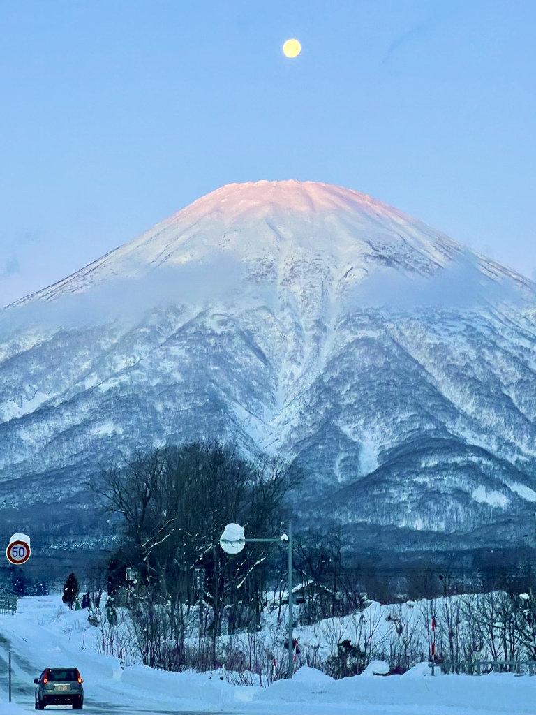 羊蹄山と月