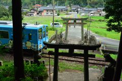 崎山八幡神社（参道を横切る鉄道）