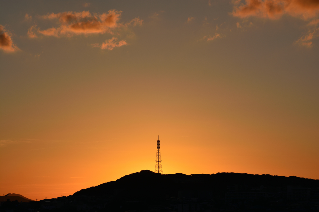 夕陽に燃ゆる鉄塔