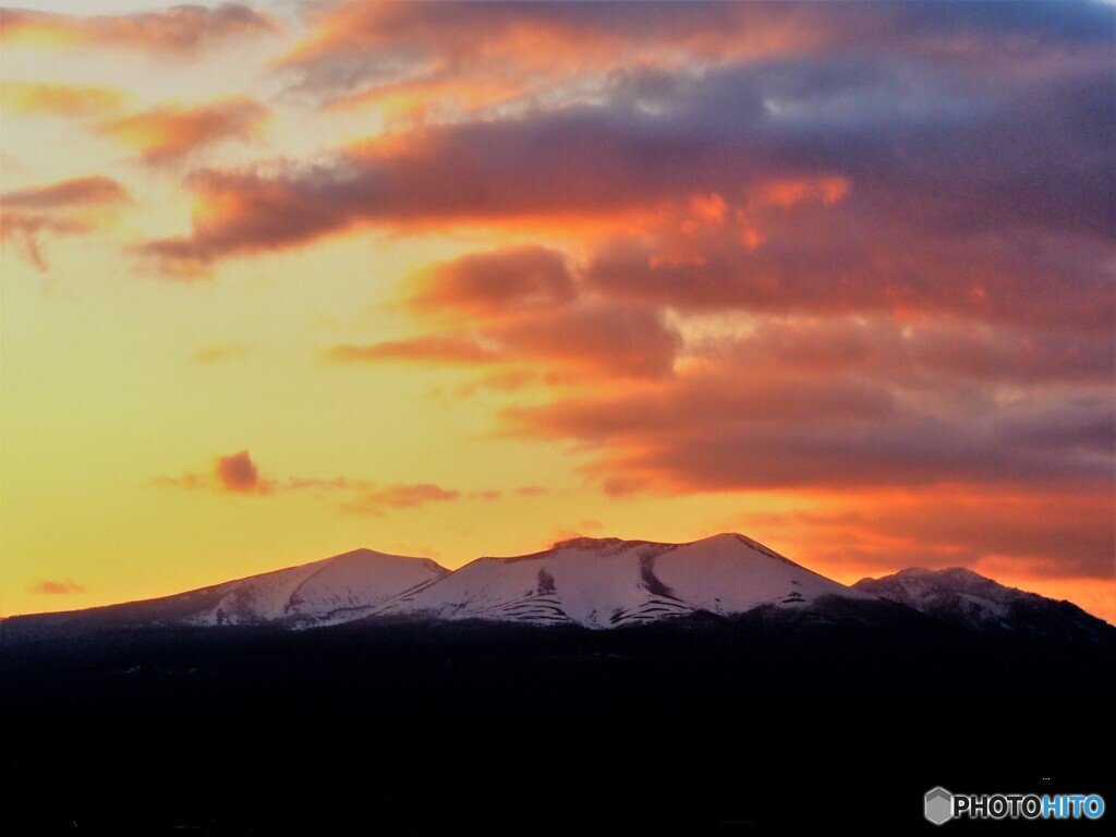 雪融け待ちの樽前山
