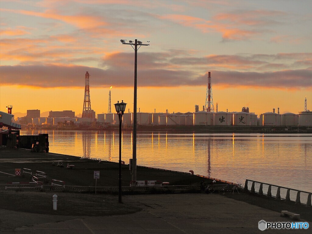 朝焼けの港