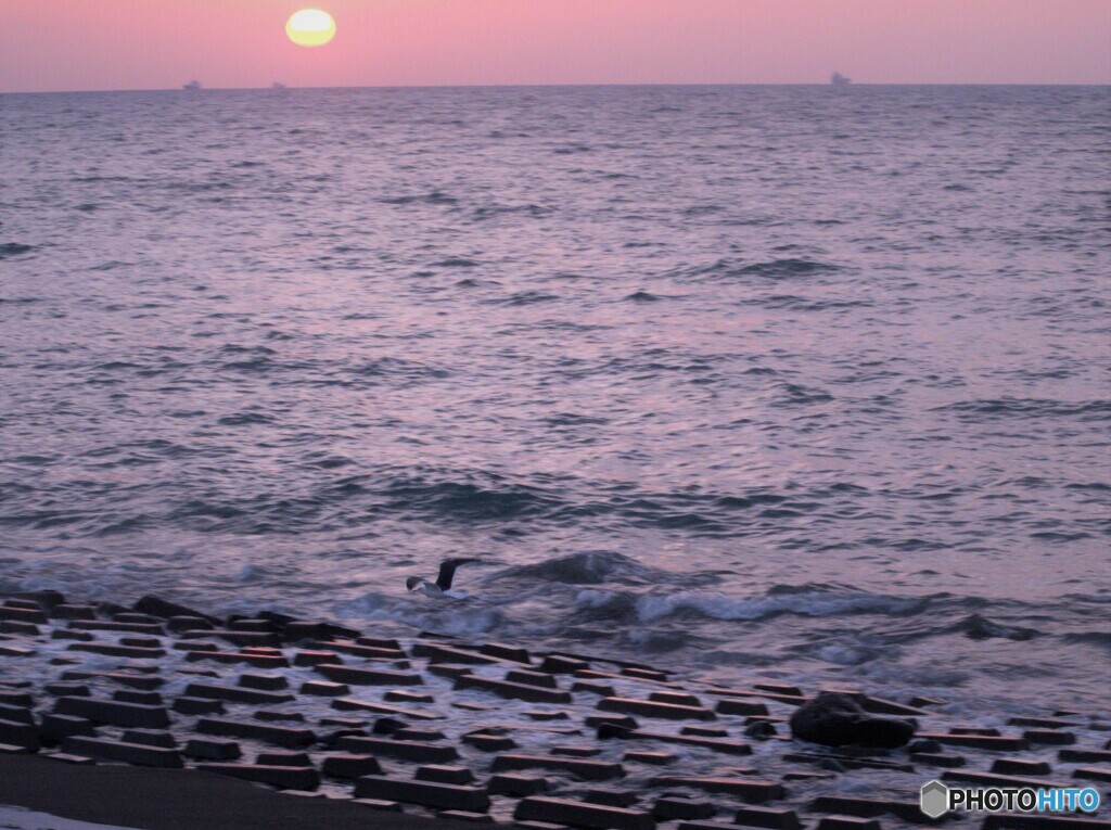 朝焼けの海...