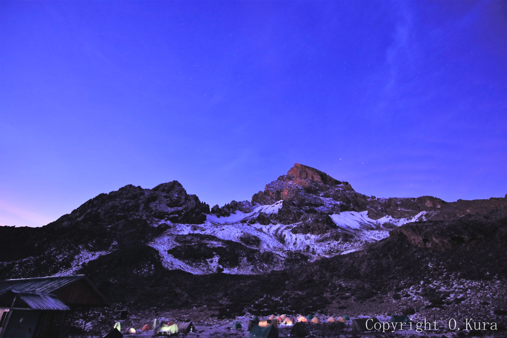 とある登山キャンプ地の朝～キリマンジャロ　マウェンジ峰～
