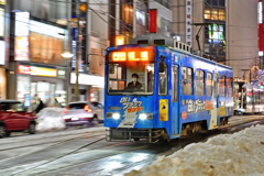 夜の白いブラックサンダー号