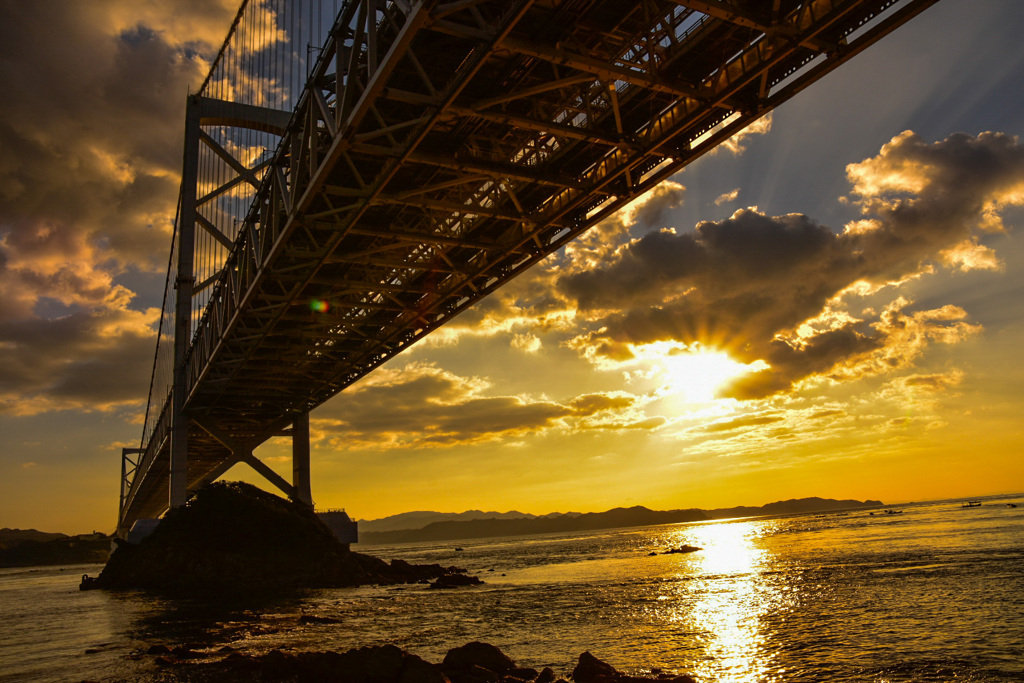 鳴門海峡大橋の日の出