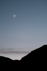 湯の山の三日月