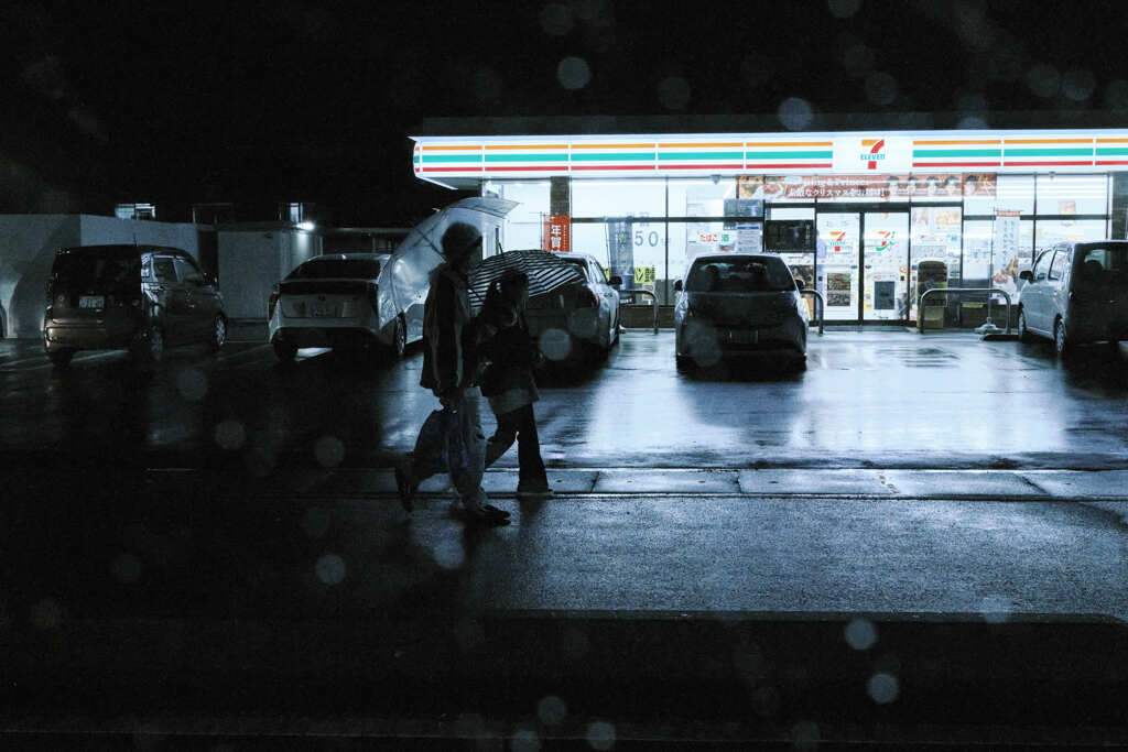 雨の降る夜、コンビニ前、