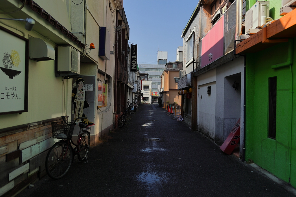 雨上がりの路地