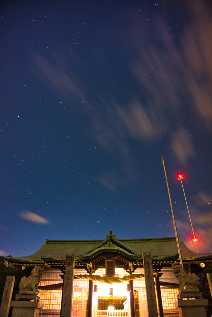 星空　流れ雲　八幡神社