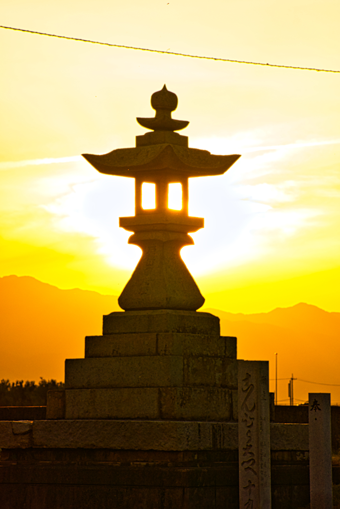 夕陽灯す　大石灯篭