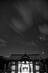 星空　流れ雲　八幡神社MONO