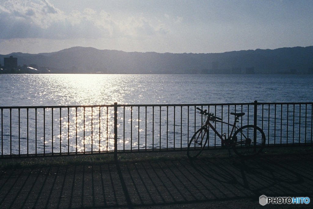 夕暮れ時の湖岸へ