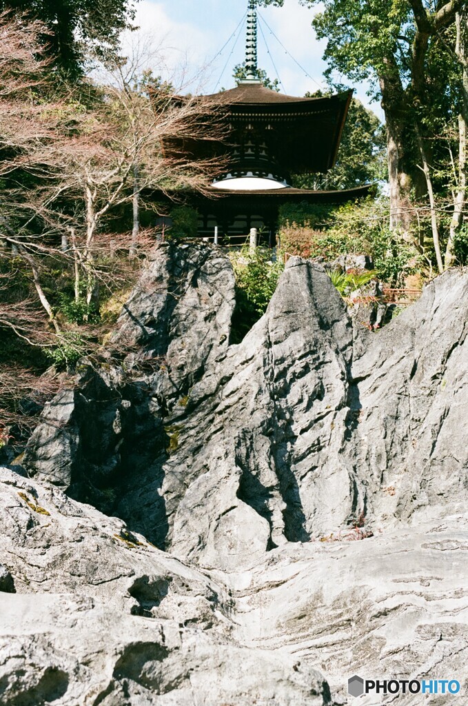 岩に建つ多宝塔