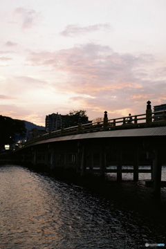 帰り道は夕照の橋