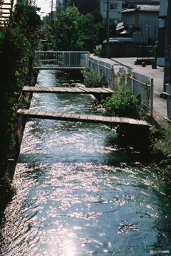 街角の小川