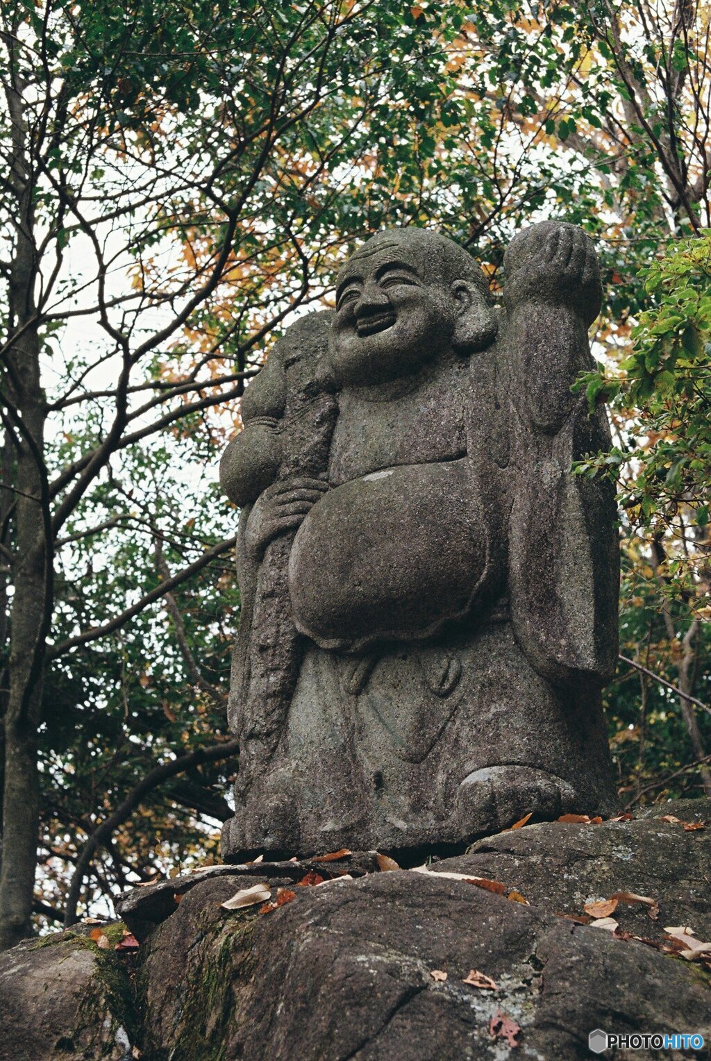 岩の上の布袋様