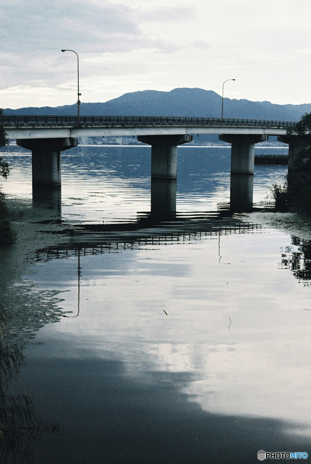 静かな湖畔の橋