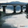 静かな湖畔の橋