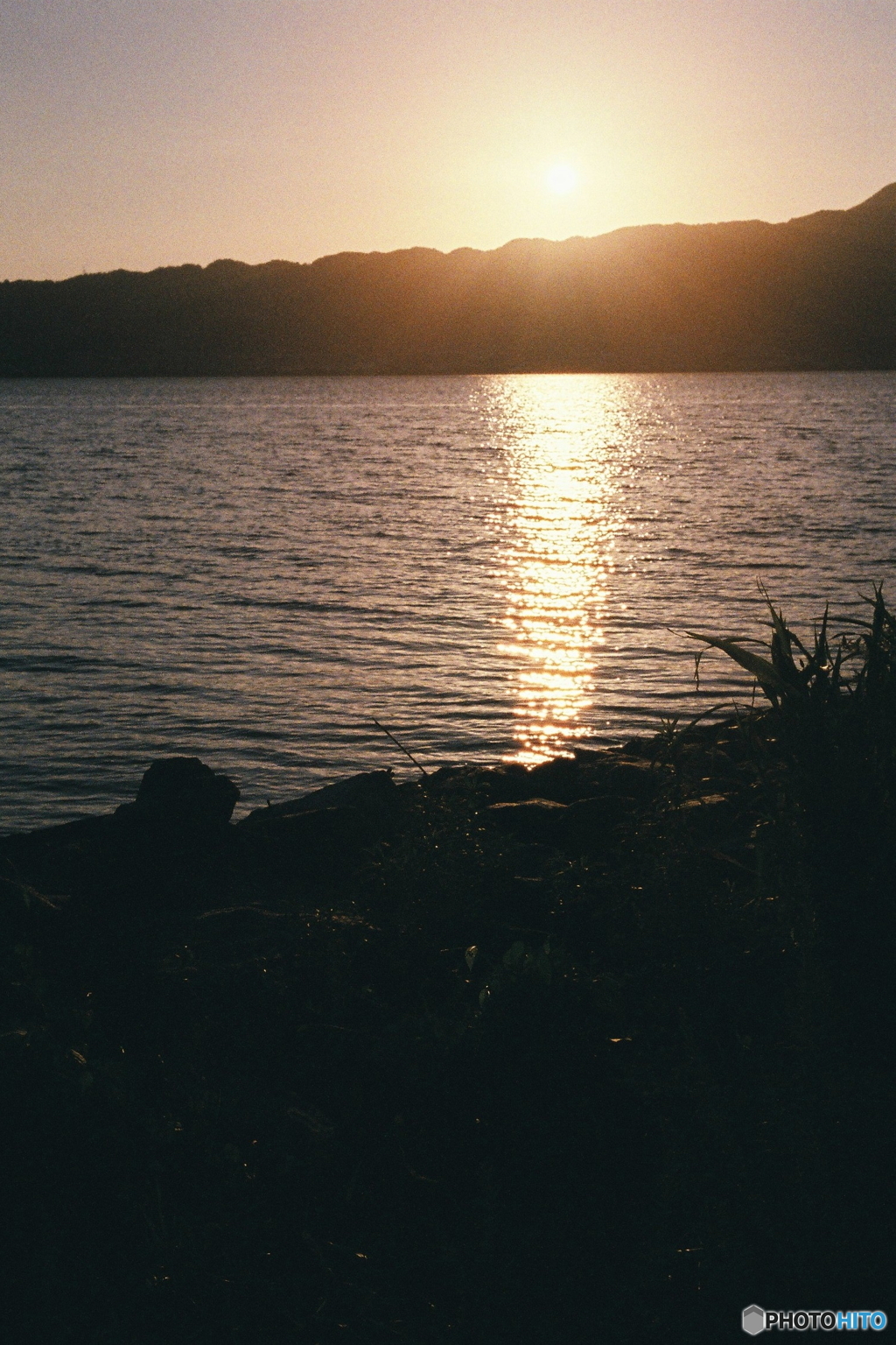 湖岸の夕暮れ