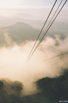 雲を貫いて