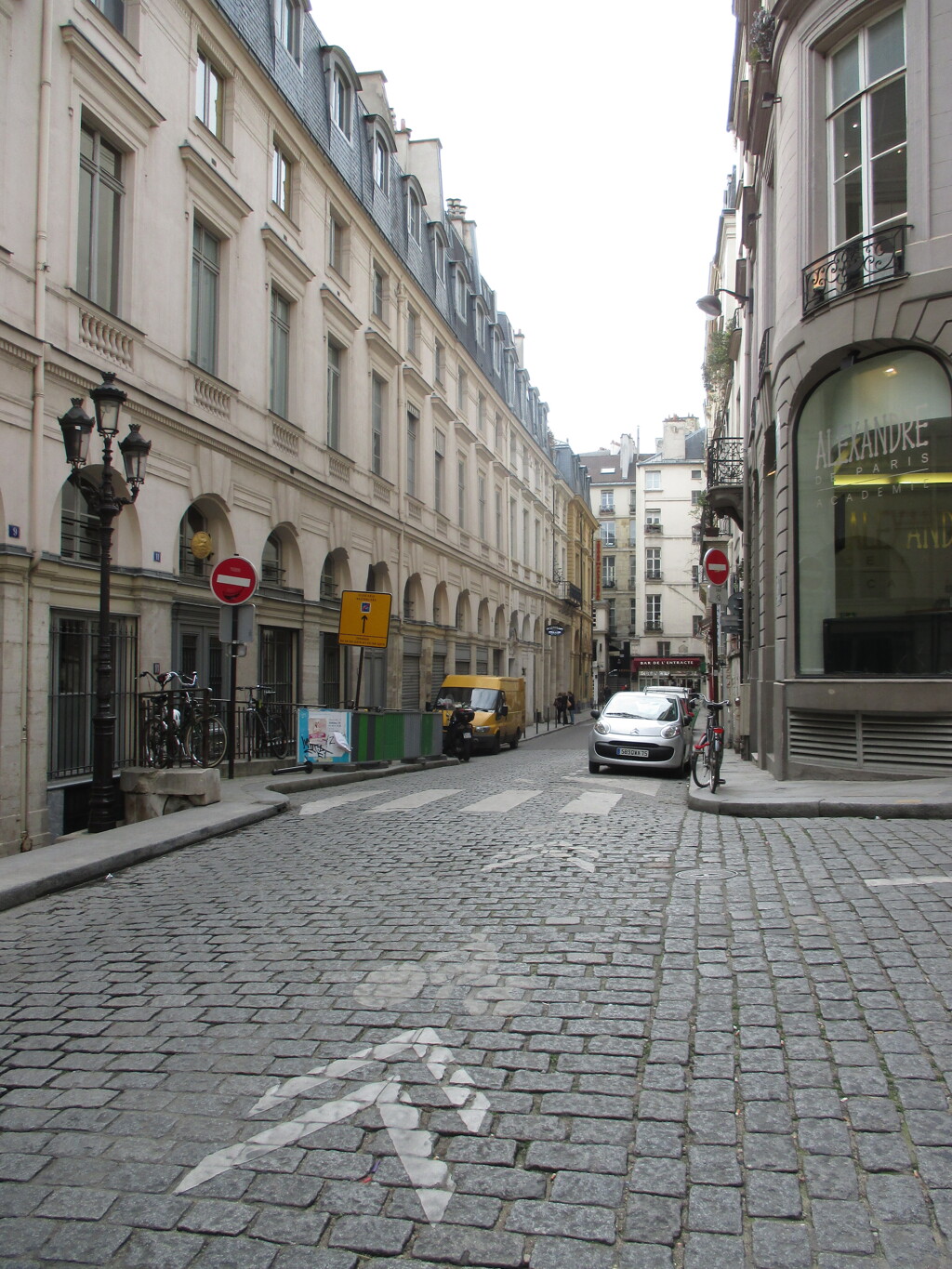 パリの裏通りと石畳