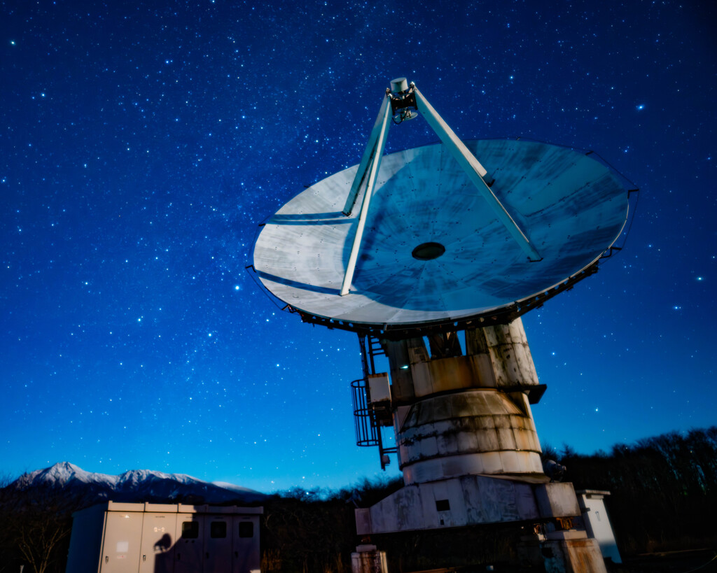 電波望遠鏡と冬の星空
