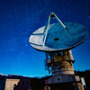 電波望遠鏡と冬の星空