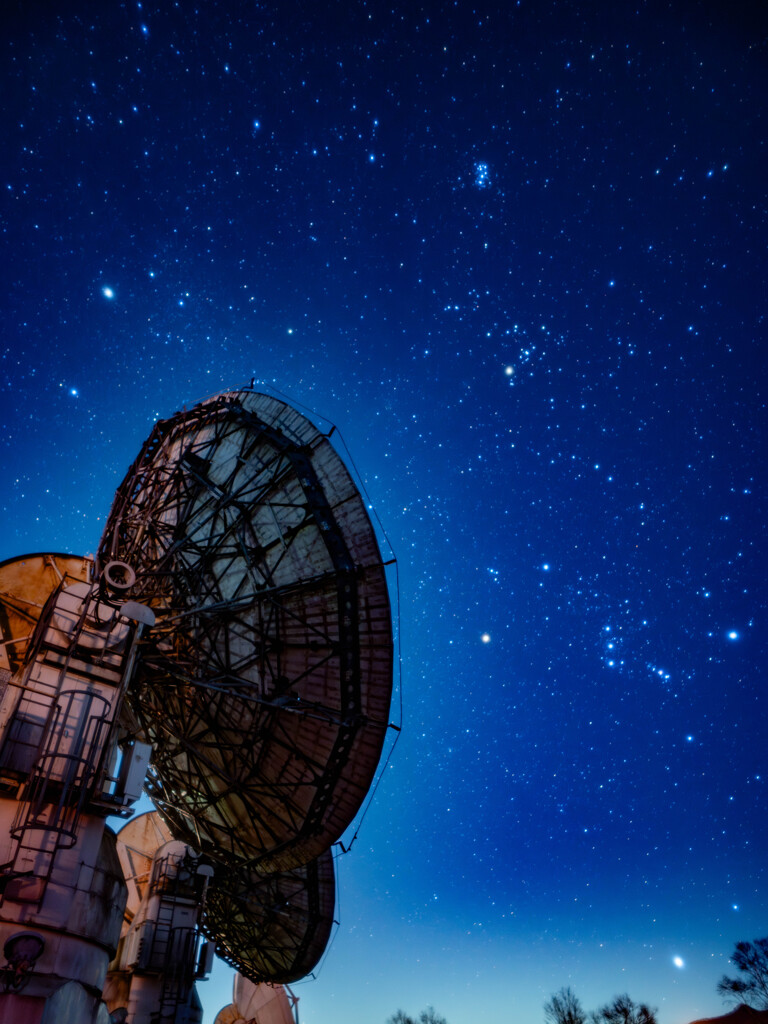 電波望遠鏡と冬の星空