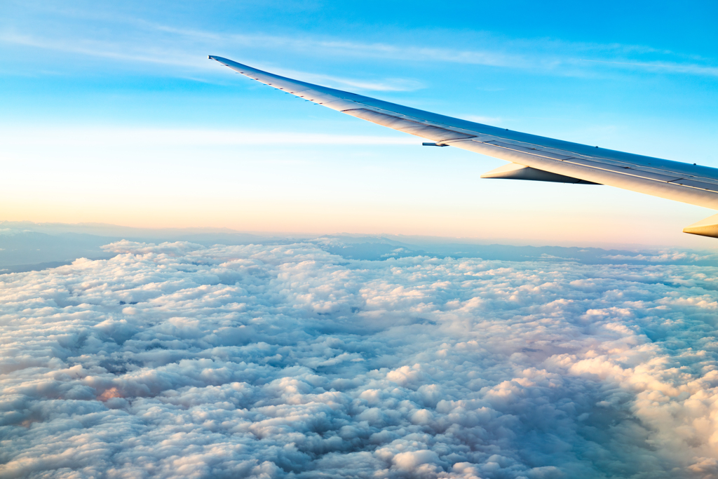 機内からの景色　翼と雲