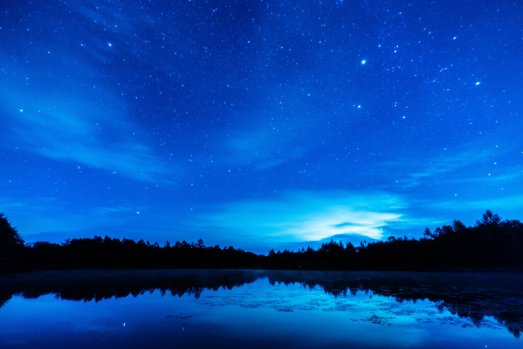 湖面に映る秋の星空