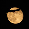 赤い閃光の機体とお月様