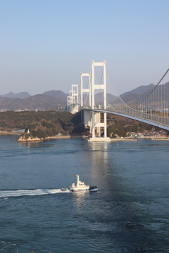 大橋と船