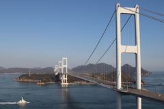 青空と大橋とお船