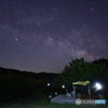 黄色い丘の星空