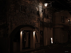 夜も更けて…