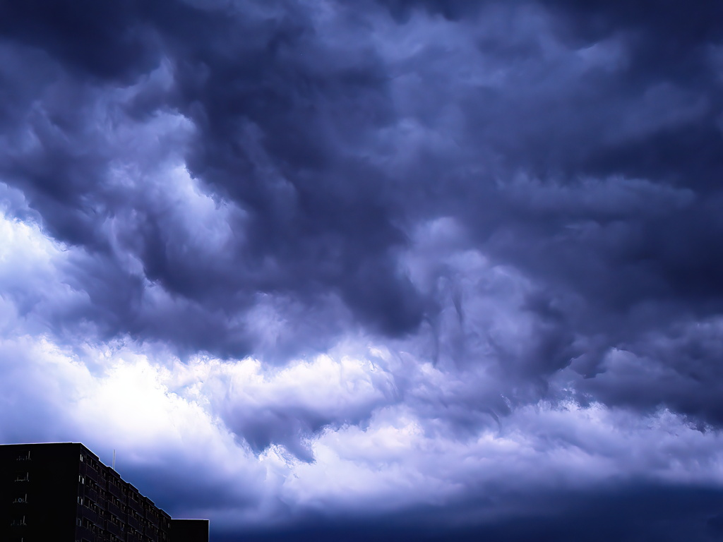 迫りくる  雷雲