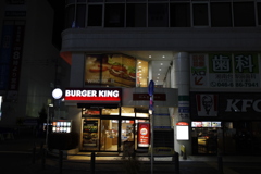 夜のハンバーガー店