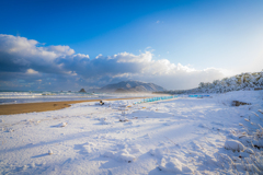 雪の海岸線