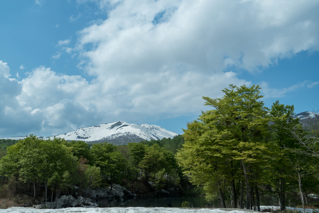 地蔵池から湯殿山を望む