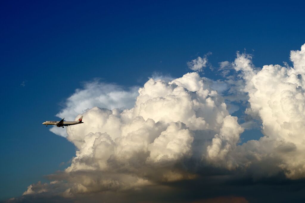 積乱雲と飛行機