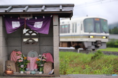 地蔵様と電車