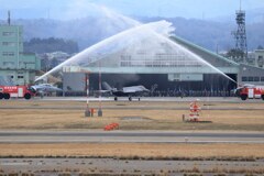 小松基地 F-35A新配備 １/3機 歓迎放水①